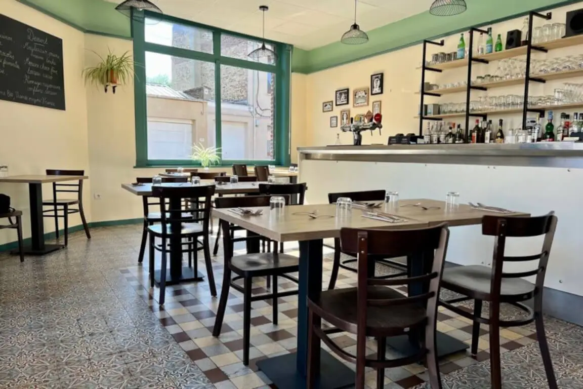 Intérieur La Buissonnière Lille - ambiance chaleureuse tables rapprochées