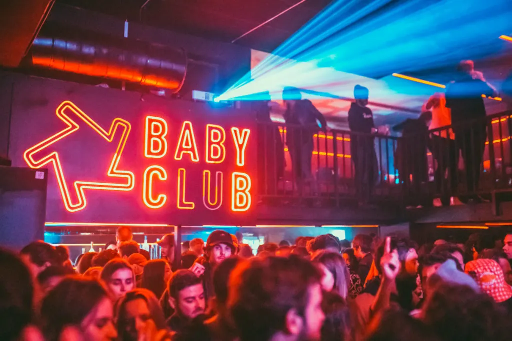 Baby Club Marseille La Plaine ambiance club nuit chaude et sensuelle