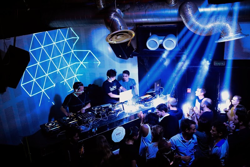 Baby Club Marseille ambiance électro lumière rouge foule serrée