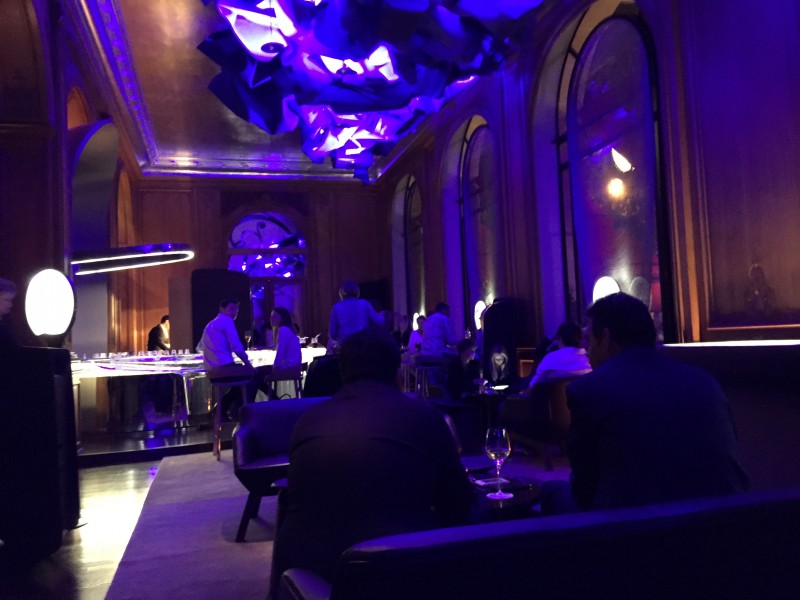 Bar du Plaza Athénée Paris - intérieur luxueux et ambiance feutrée du palace parisien