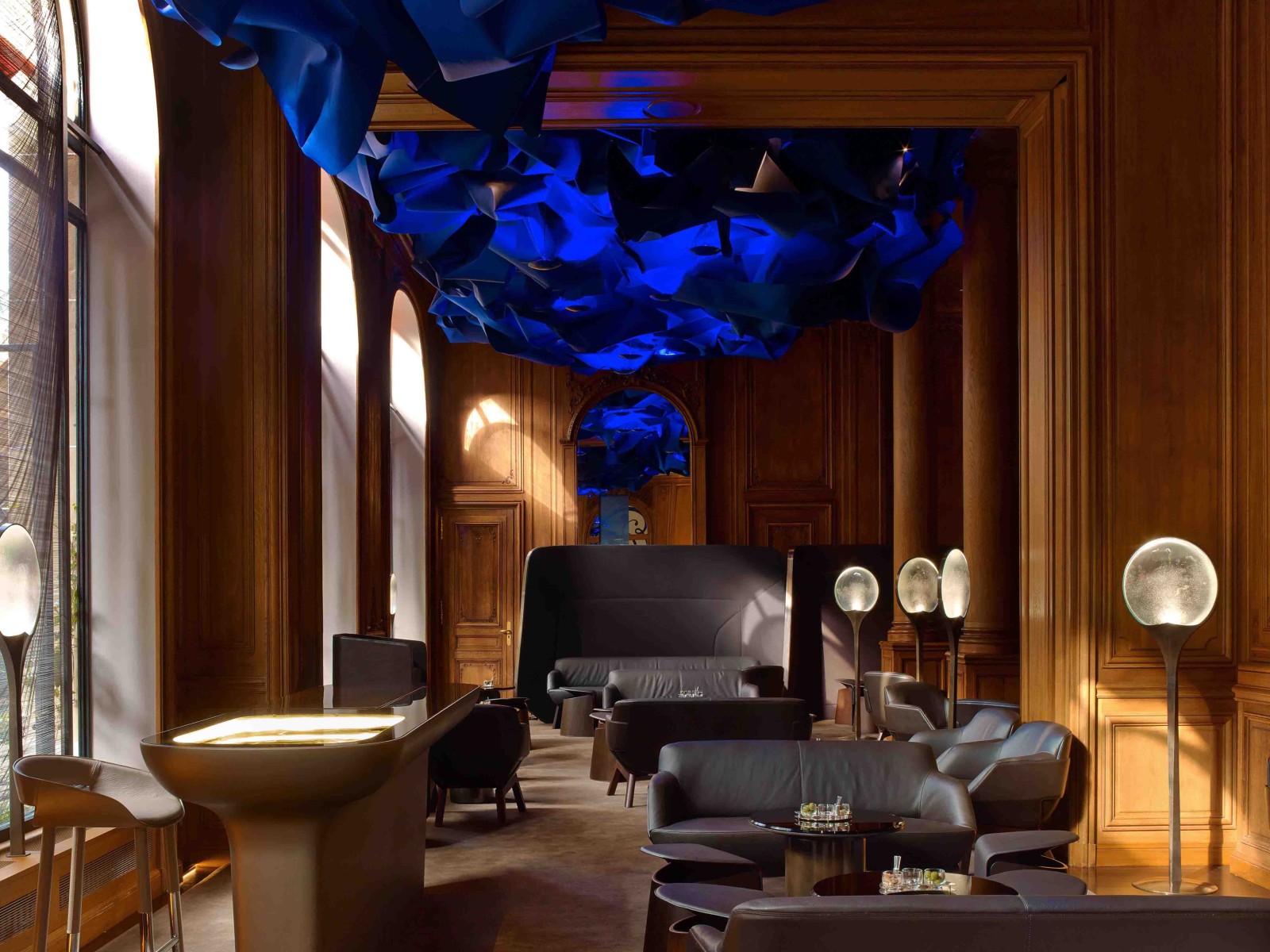 Bar du Plaza Athénée - sièges élégants et décor luxueux du palace