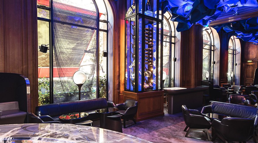 Plaza Athénée - lumières tamisées et ambiance feutrée parfaite pour rencontres cougar