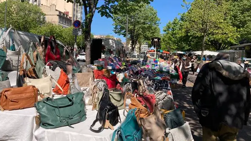 Intérieur du Bazar Marseille soirée festive musique forte
