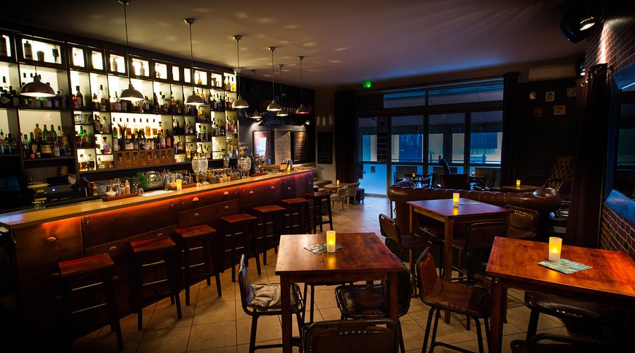 Intérieur élégant du By Coss Bar Montpellier
