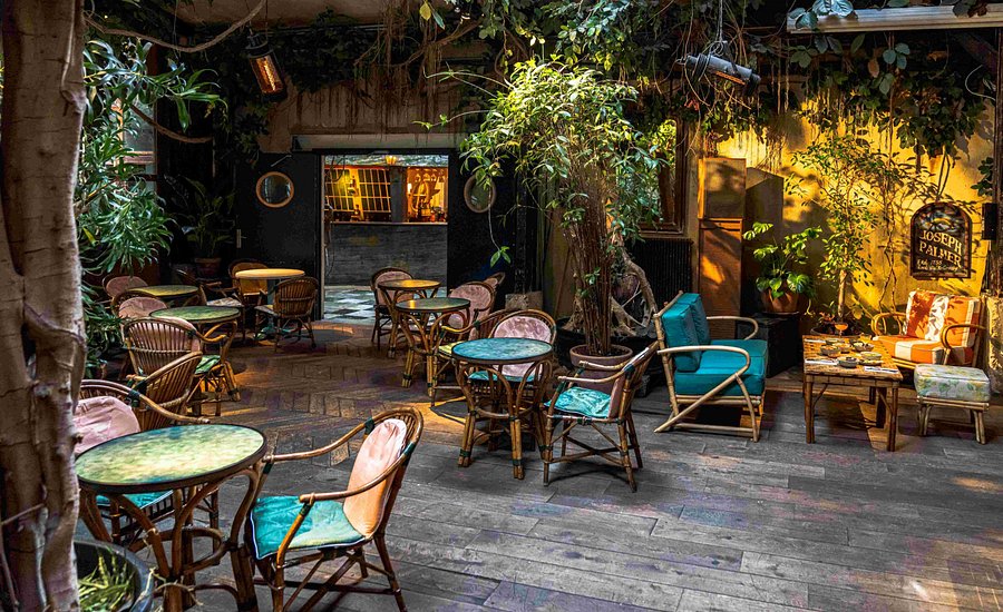 Intérieur du Comptoir Général - salon tropical feutré