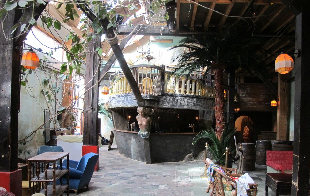 Comptoir Général Paris - bar tropical très fréquenté le soir