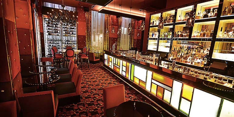 Intérieur du Comptoir de la Bourse Lyon bar à vin élégant