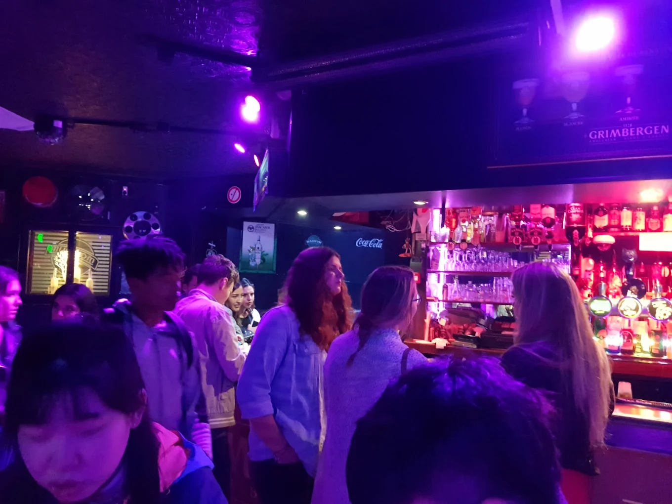 Piste de danse du Magnum Club Lille avec DJ et ambiance festive