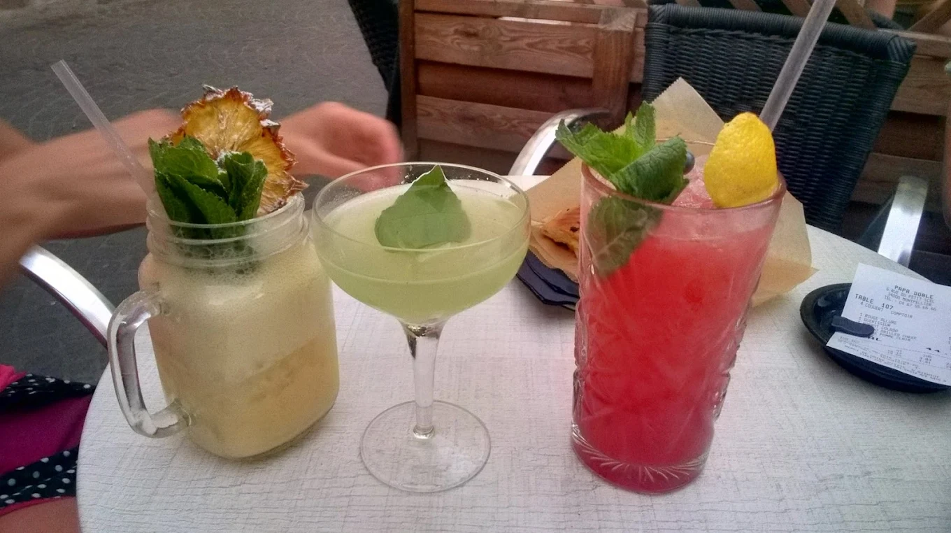 Intérieur du bar Papa Doble Montpellier ambiance tamisée et élégante