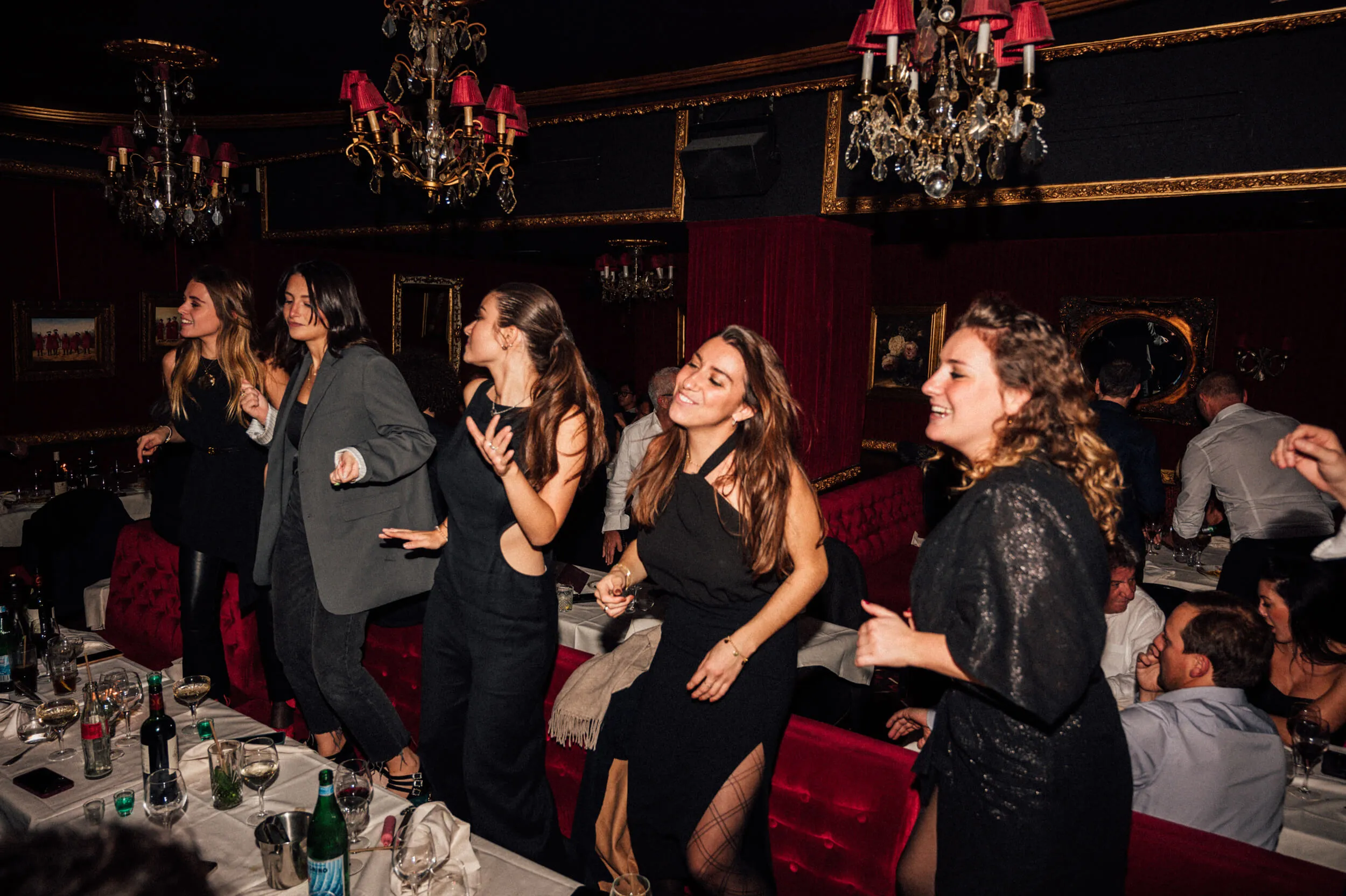 Le Piaf Paris - intérieur chaleureux avec tables rapprochées et ambiance feutrée
