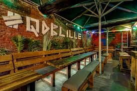 Le Quai des Bananes Lille - bar à cocktails festif fréquenté par une clientèle mature
