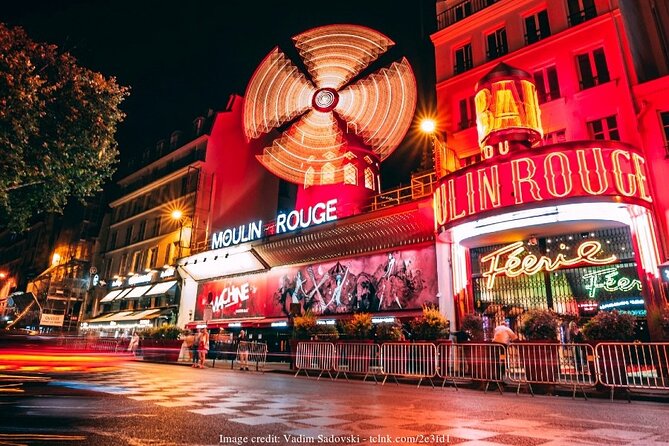 Intérieur du Rouge à Montmartre - lumières rouges et ambiance feutrée