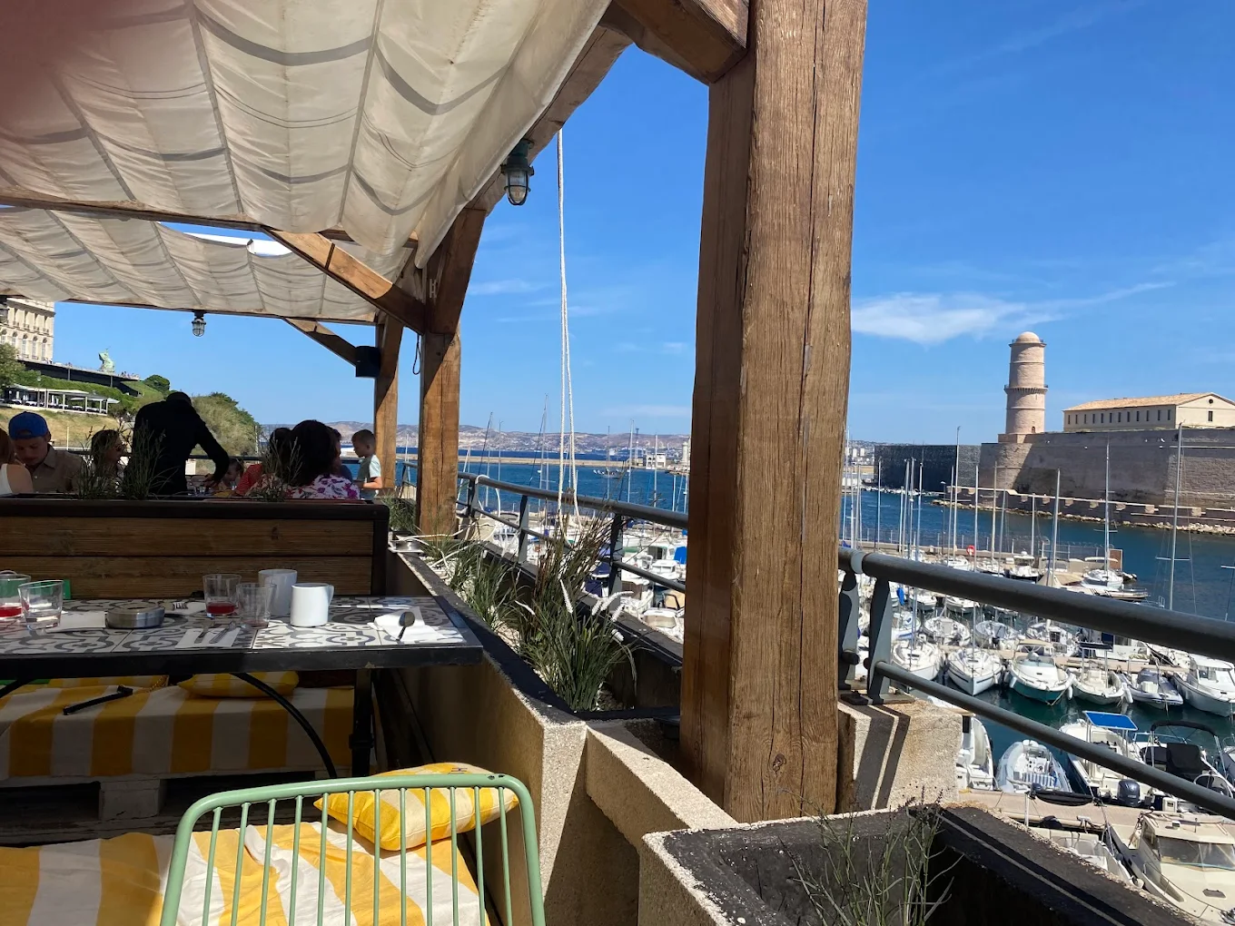 Le Rowing Club Marseille vue mer rooftop Vieux-Port ambiance chic