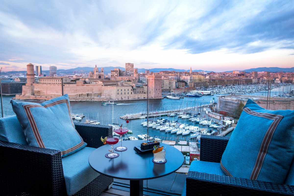 Terrasse du Sofitel Rooftop Marseille ambiance coucher de soleil élégante