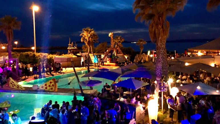 Terrasse extérieure du SportBeach Marseille ambiance soirée d'été