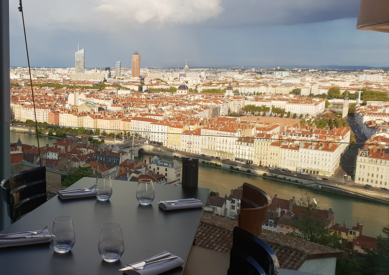 Terrasses de l’Antiquaille Lyon ambiance élégante tables extérieures