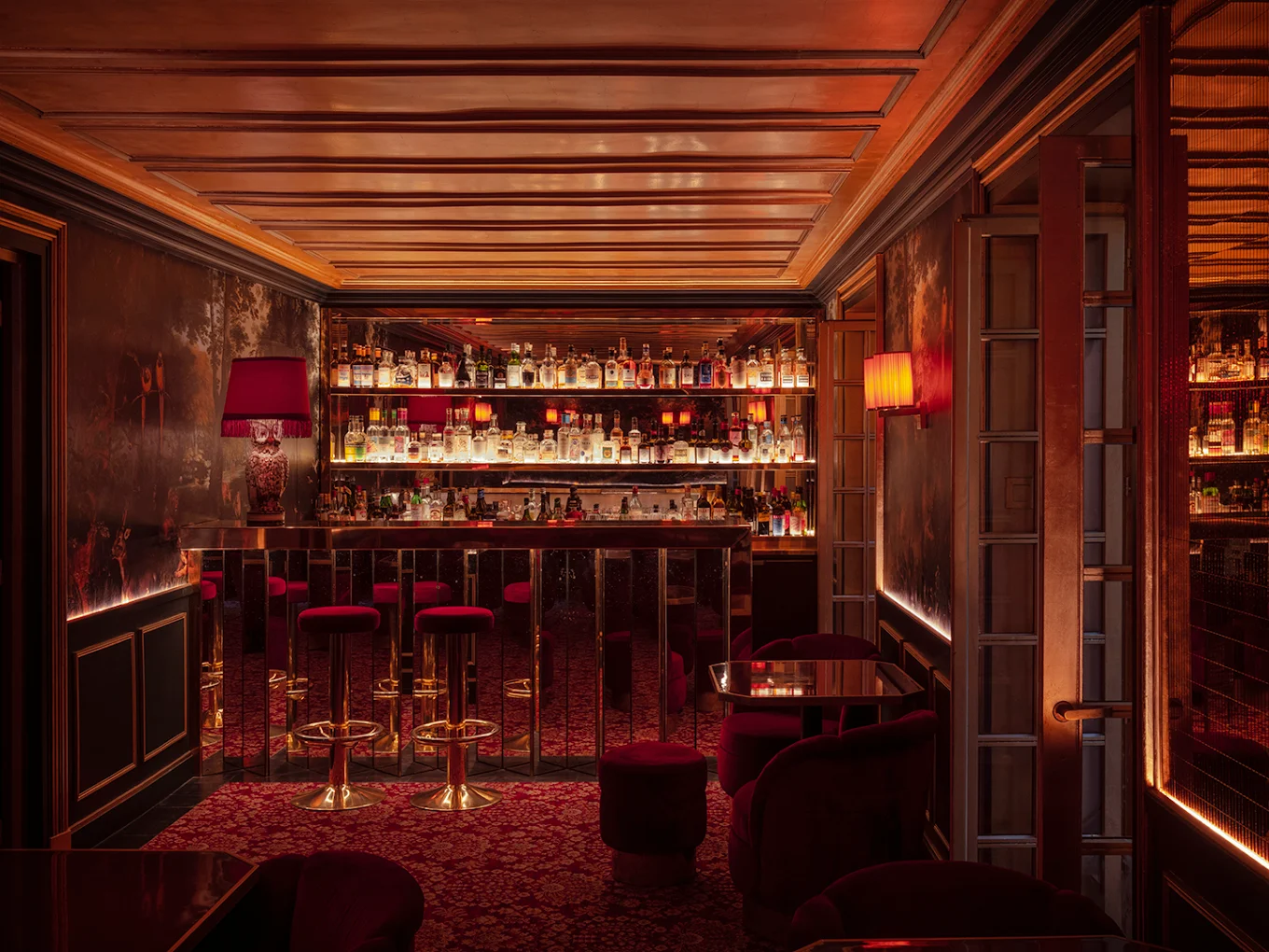 Le Très Particulier Montmartre - bar à cocktails sous verrière, ambiance feutrée et végétation luxuriante
