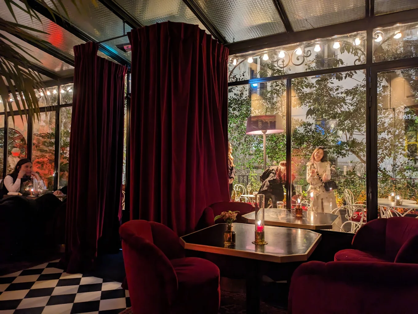 Le Très Particulier Montmartre - salon intérieur avec velours rouge et ambiance tamisée