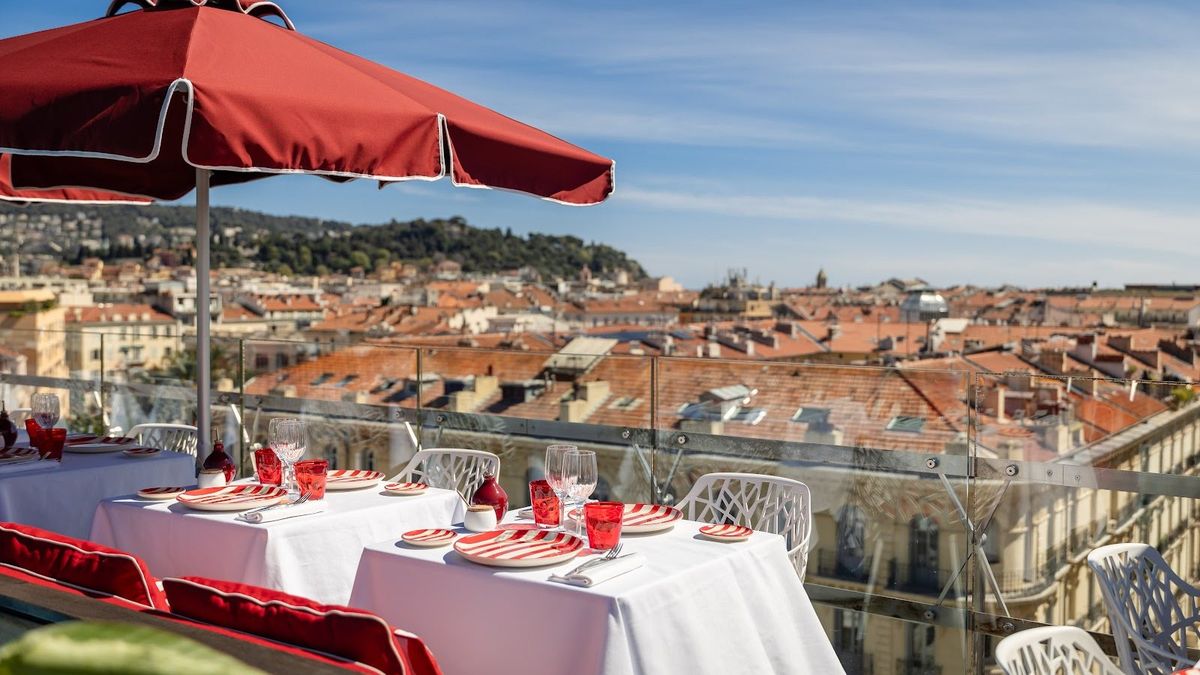 Terrasse du rooftop BClub du Boscolo à Nice, tables dressées et vue sur les toits