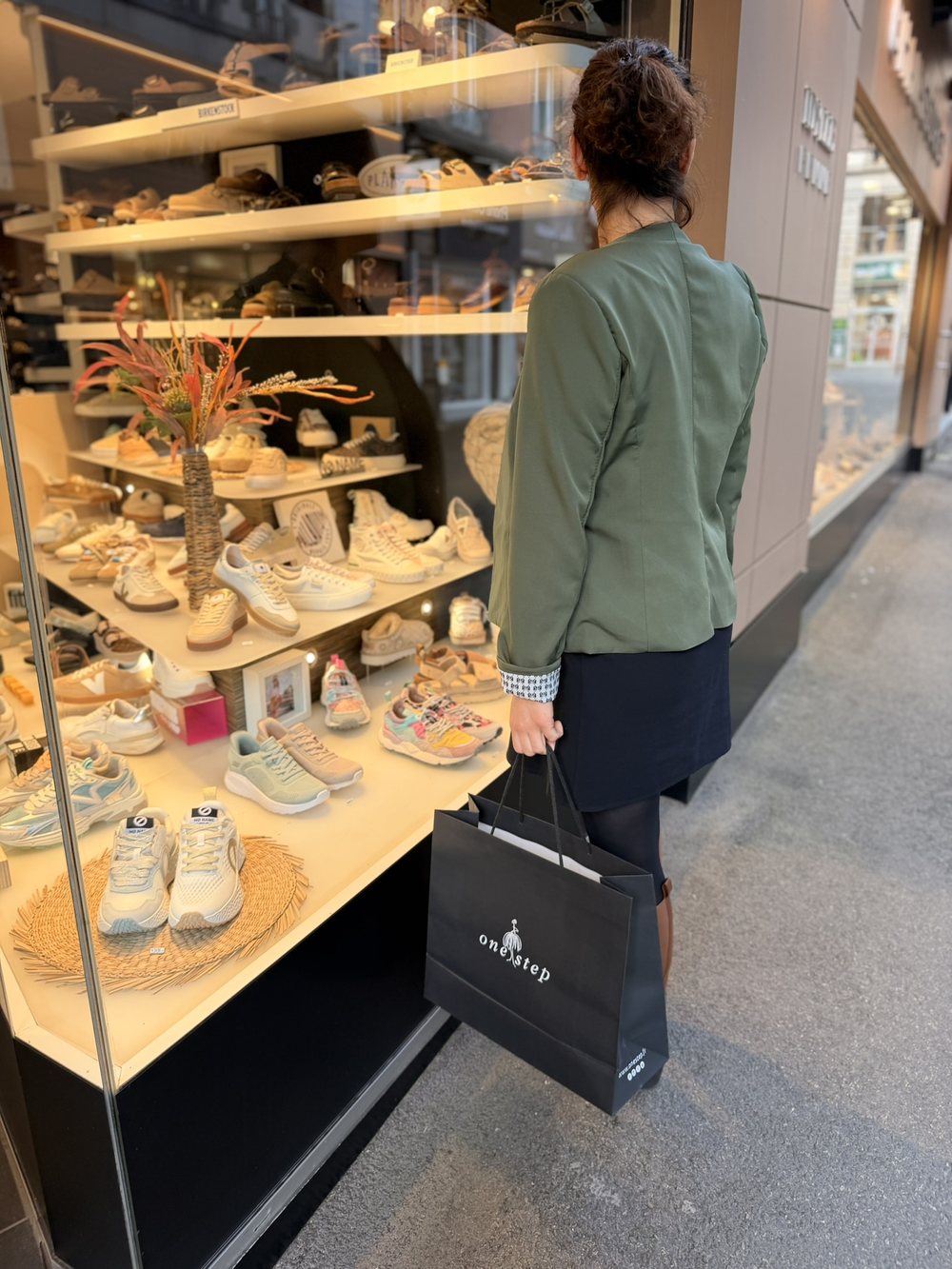 Claire la Cougar dans une boutique de Bordeaux, un vêtement à la main