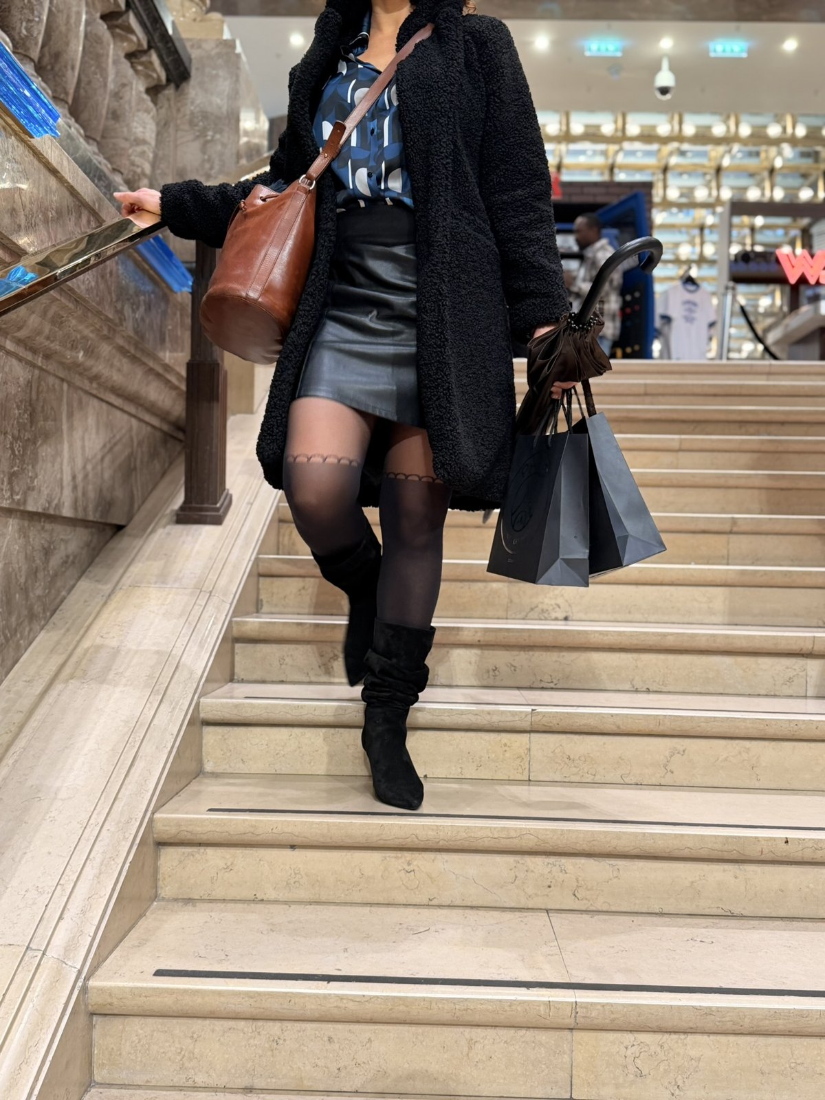 Claire dans l'escalier d'un grand magasin, pendant son test d'Allo Cougar