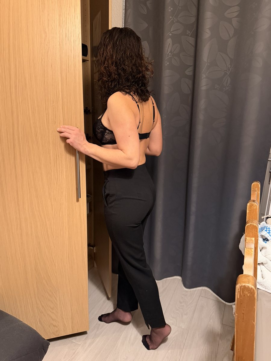 Claire la Cougar choisit sa tenue avant un rendez-vous à Paris, haut en dentelle noire