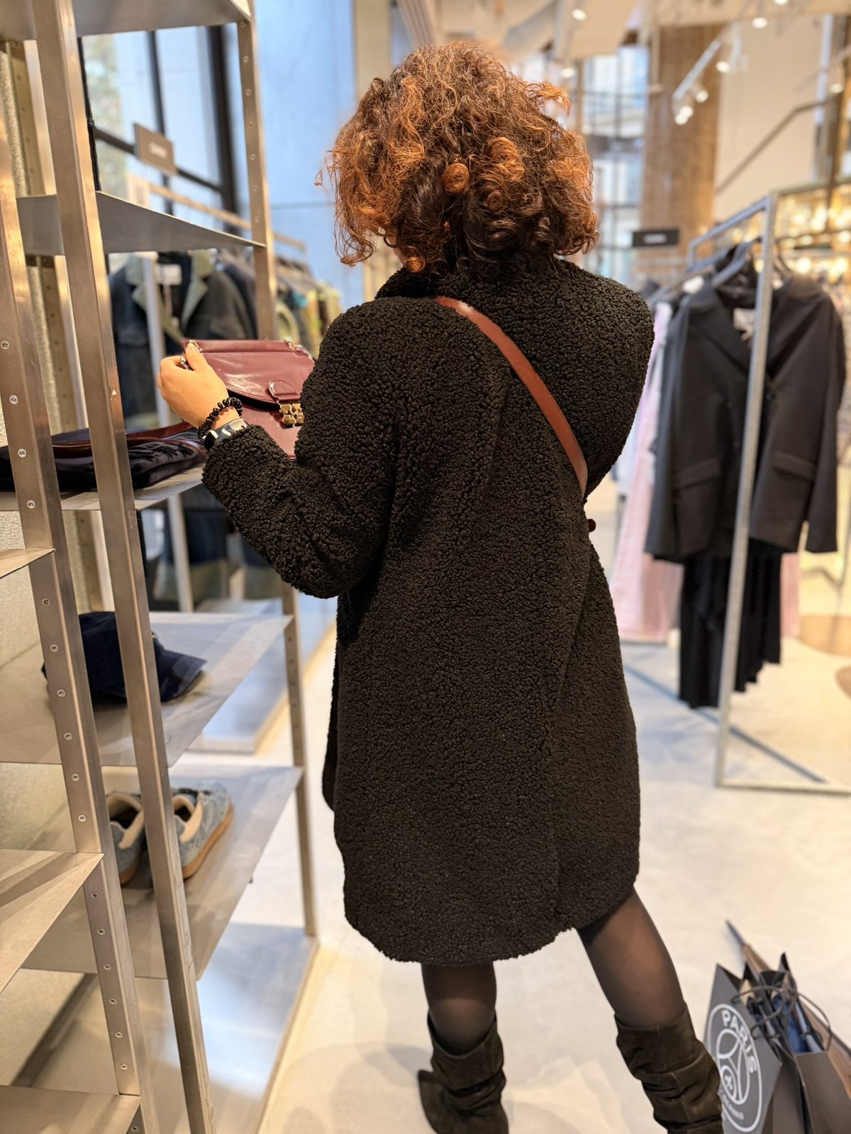 Claire dans un rayon de boutique, après son test d'Allo Cougar