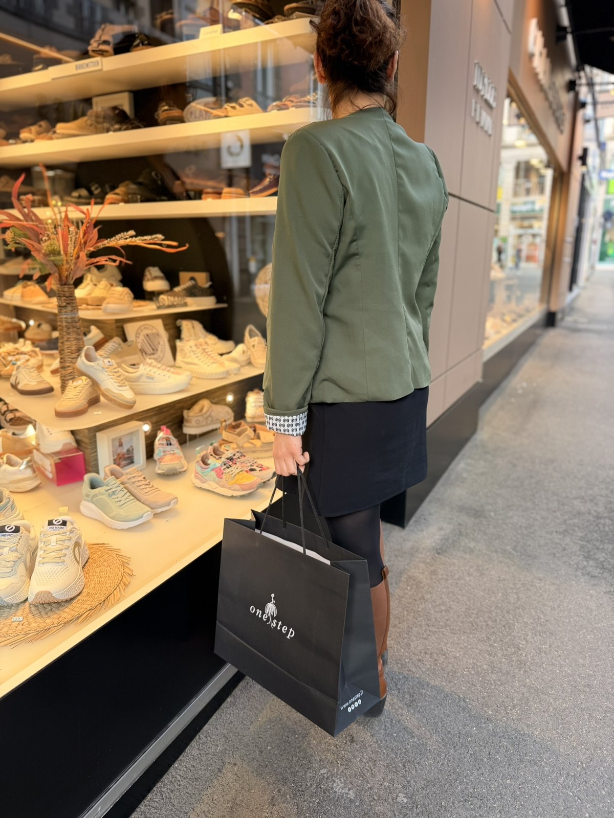 Claire devant une vitrine, après son test de Cougar Diva