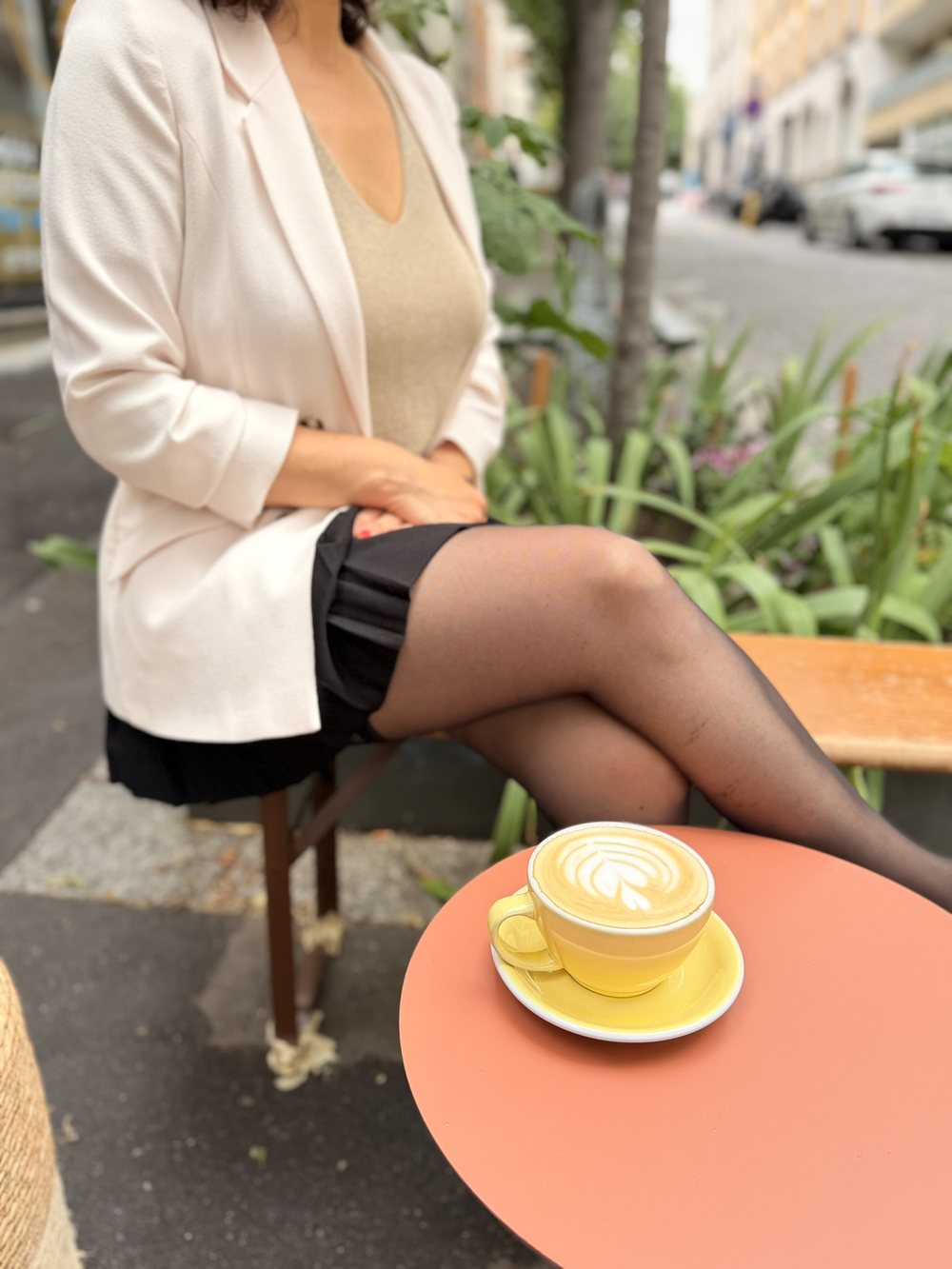 Claire la Cougar en terrasse d'un café, blazer blanc et cappuccino