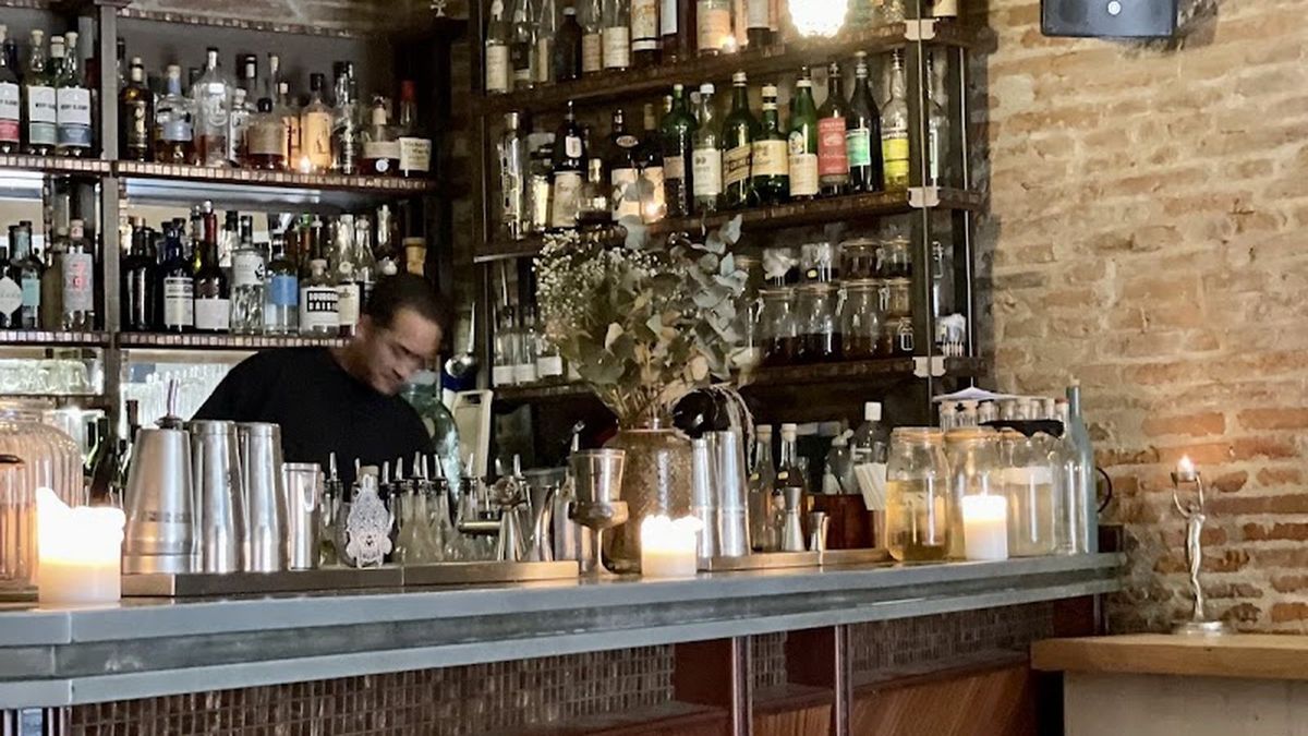 Comptoir du Fat Cat à Toulouse, mur de briques et tabourets de bar