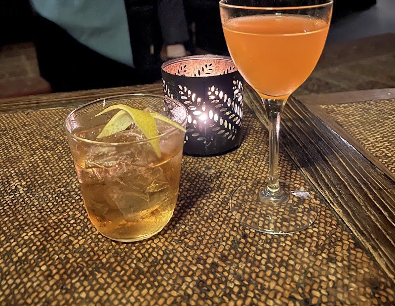 Deux cocktails servis au Fat Cat, bar à cocktails du Capitole à Toulouse