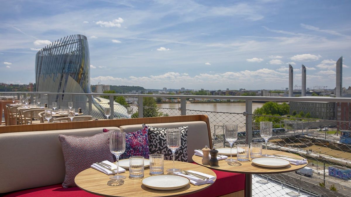 Terrasse du rooftop Gina à Bordeaux avec vue sur la Garonne et la Cité du Vin