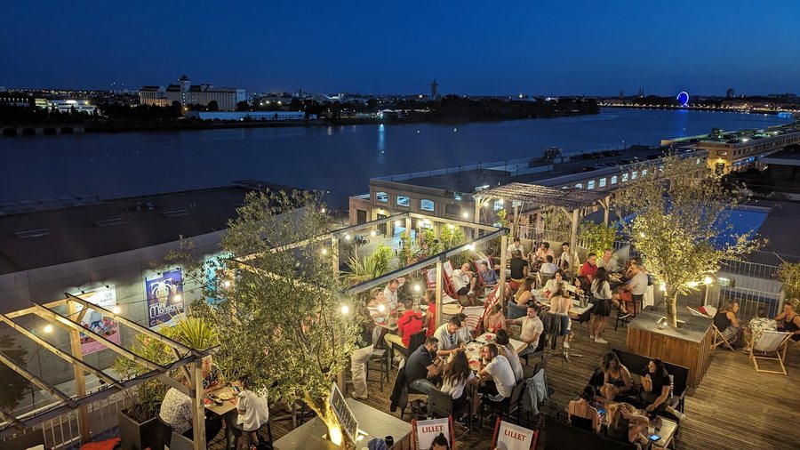 Terrasse de Gina pleine en soirée, rooftop des Bassins à Flot à Bordeaux
