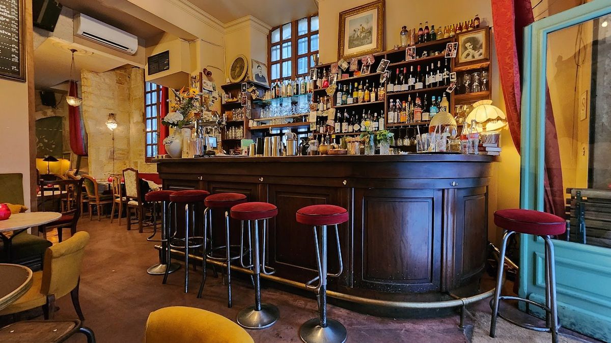 Comptoir et décor baroque du bar La Comtesse, rue Parlement Saint-Pierre à Bordeaux