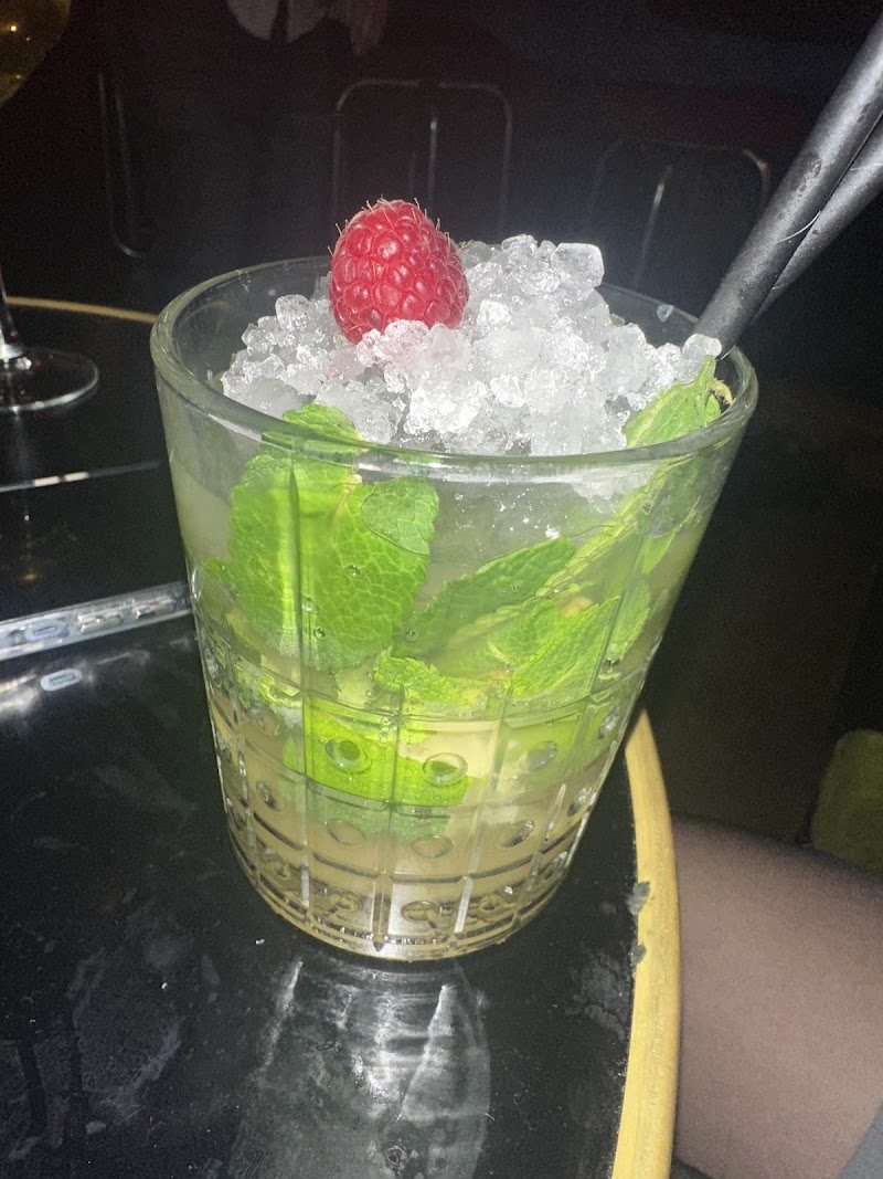 Cocktail servi au bar La Comtesse dans le quartier Saint-Pierre de Bordeaux