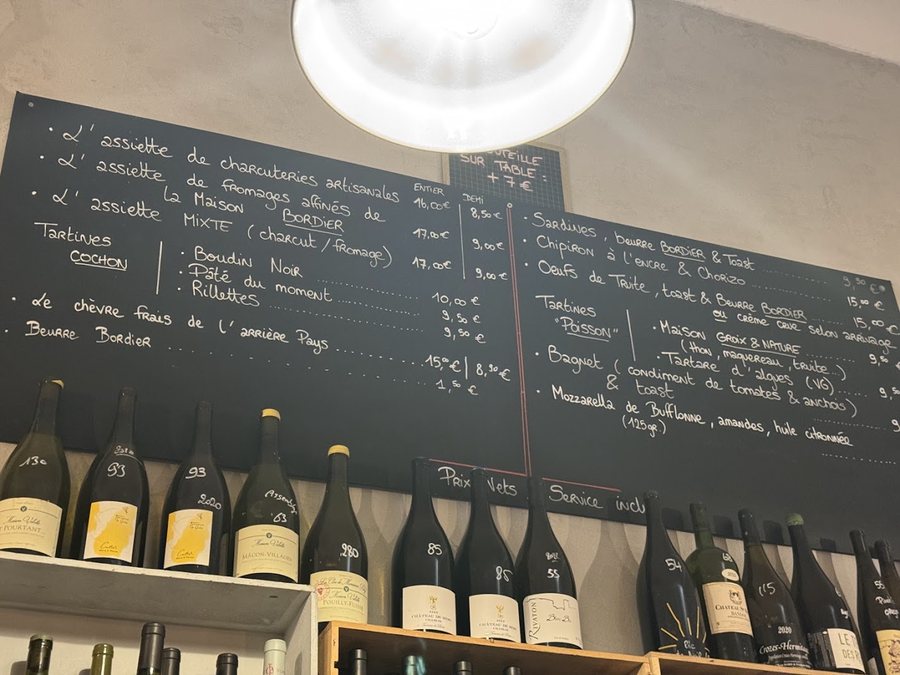 Ardoise du jour et bouteilles de vins naturels à La Part des Anges à Nice