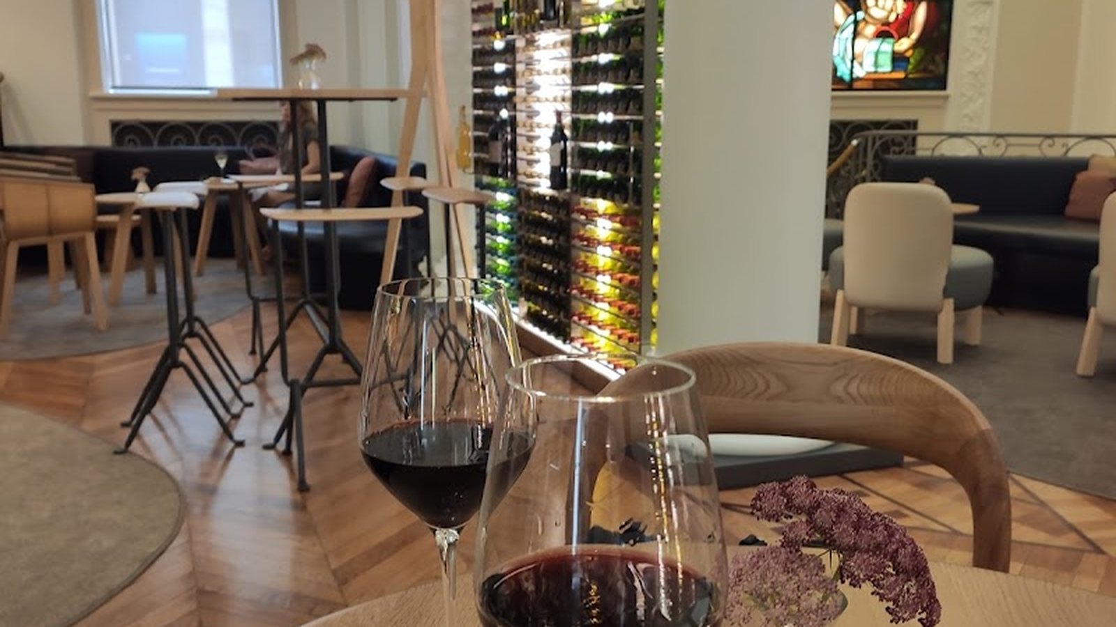 Salle du Bar à Vin du CIVB à Bordeaux, plafond haut et vitrail face au Grand Théâtre