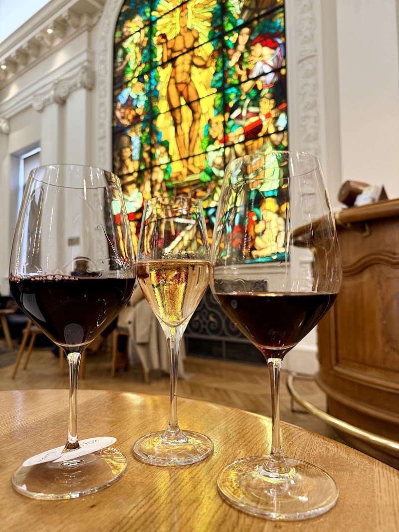Trois verres de vin de Bordeaux servis au comptoir du Bar à Vin du CIVB