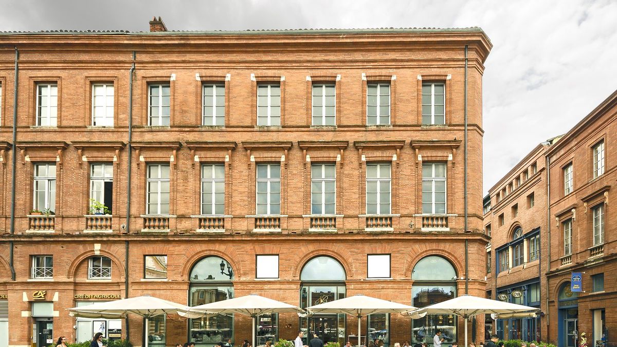 Le Bibent Toulouse, façade et terrasse de la brasserie Belle Époque place du Capitole