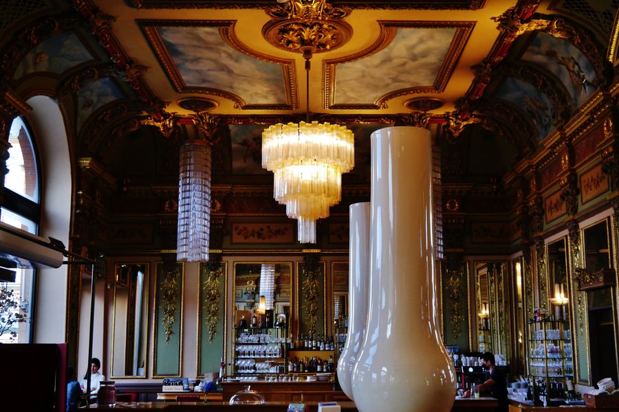 Intérieur du Bibent à Toulouse, comptoir et lustres de la salle classée monument historique