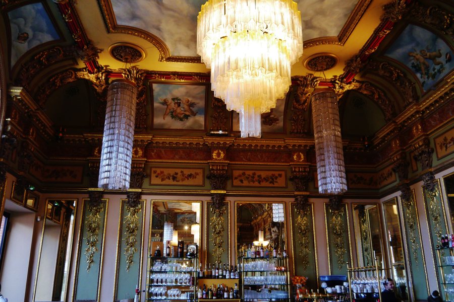Salle du Bibent à Toulouse, bar et décor Belle Époque