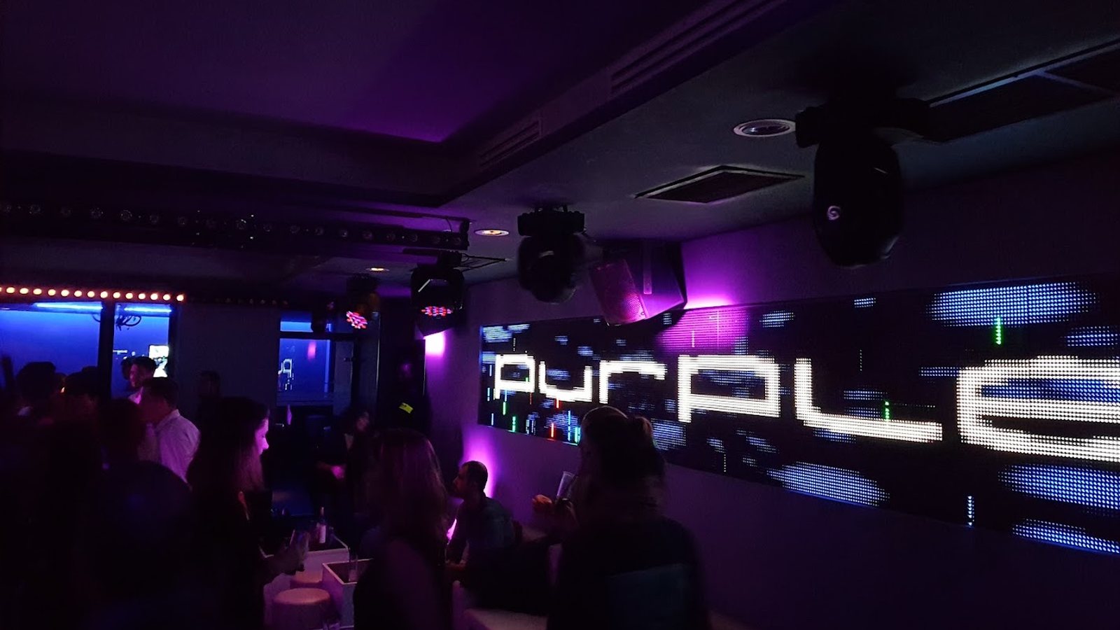 Piste et enseigne lumineuse du Purple, discothèque du centre de Toulouse