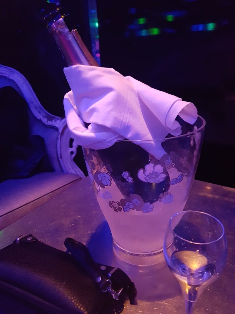 Seau à champagne dans l’ambiance violette du Purple à Toulouse