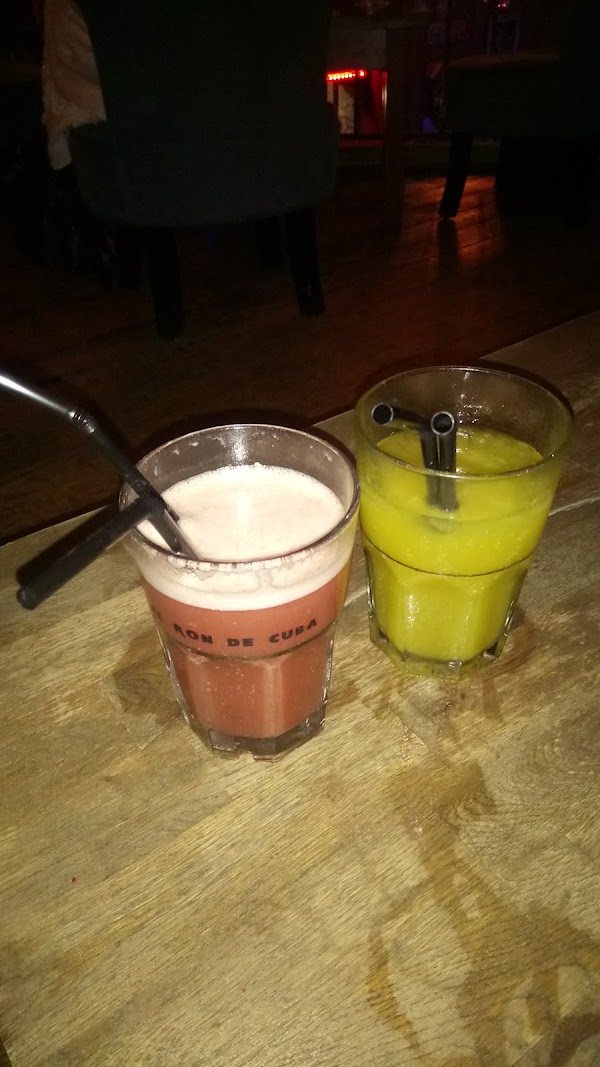 Deux cocktails servis au Shapko, bar à musique live du Vieux-Nice