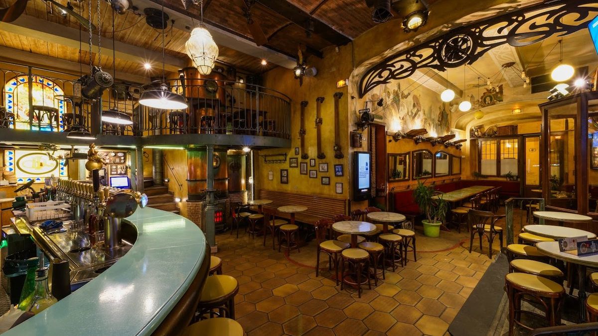 Salle des Distilleries Idéales à Nice, comptoir en angle et décor années 1930