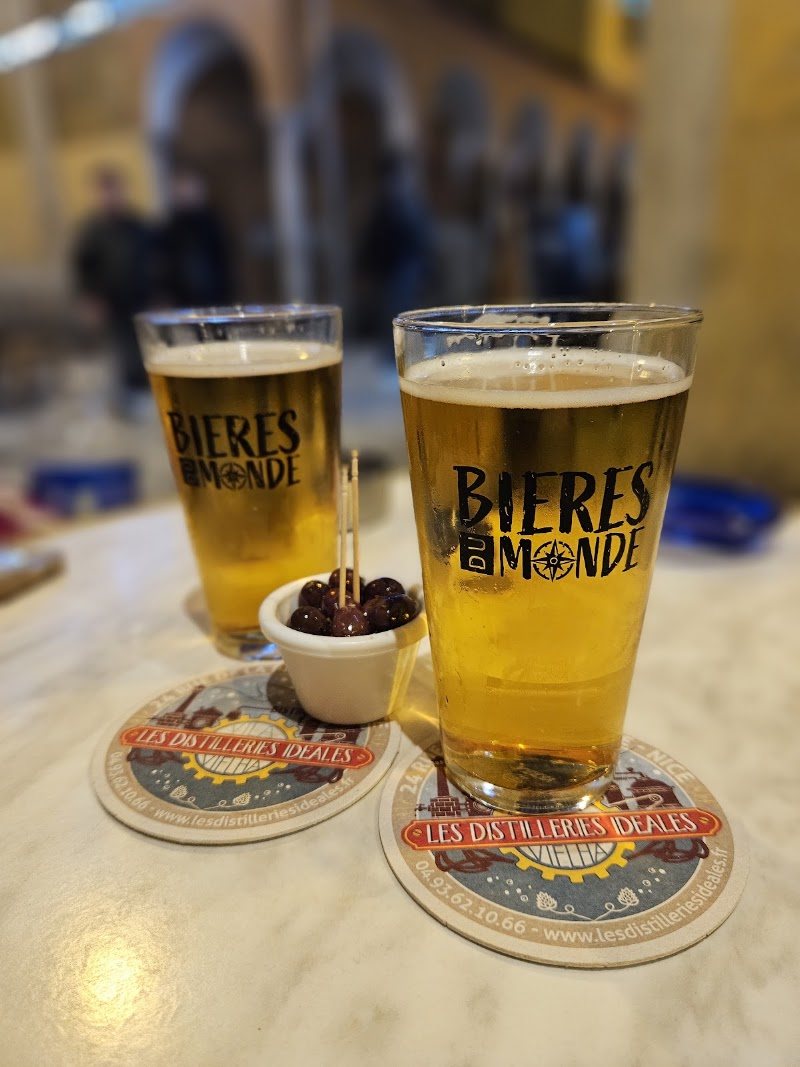 Deux bières servies sur le comptoir des Distilleries Idéales à Nice