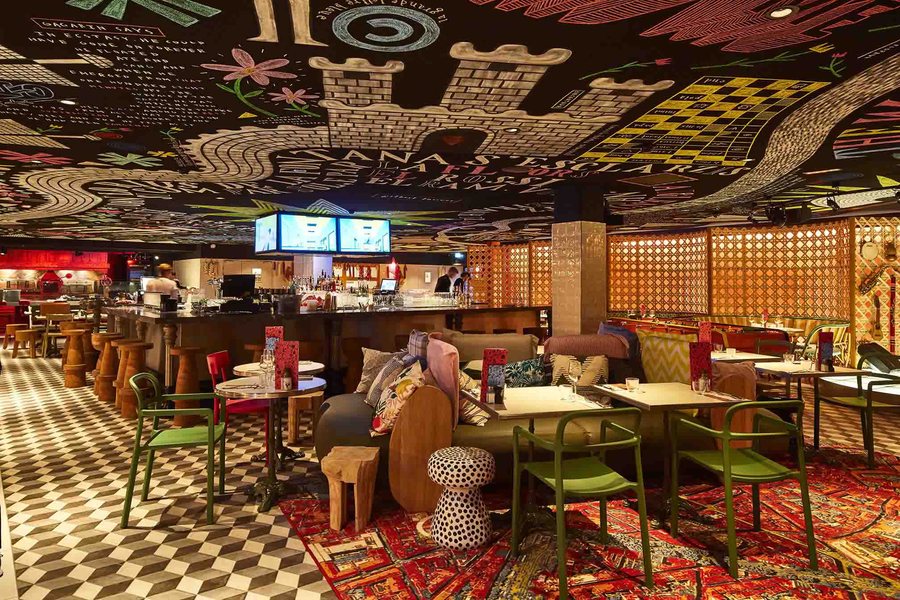 Bar restaurant du Mama Shelter Toulouse et son plafond coloré