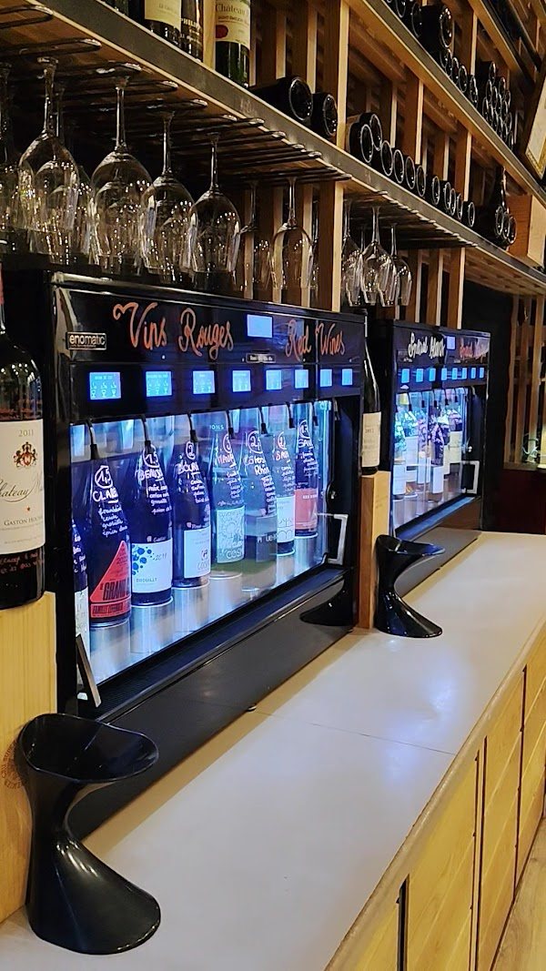 Distributeurs de vin au verre et verres suspendus au N°5 Wine Bar Toulouse
